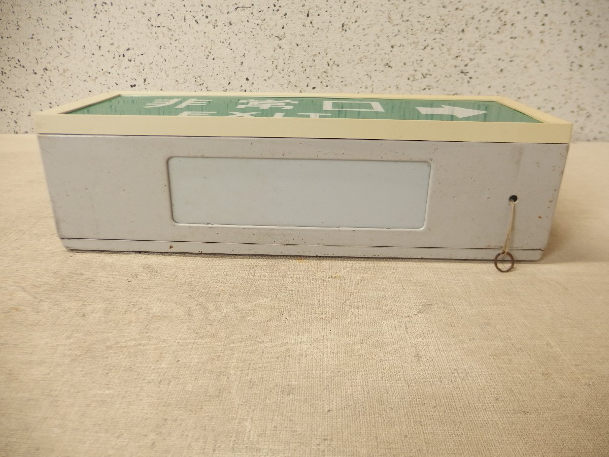 誘導灯　非常口　避難口　ジャンク品　4台 0750255w【東芝 避難口誘導灯 FBK-1235】ジャンク品10W 片面 右矢印