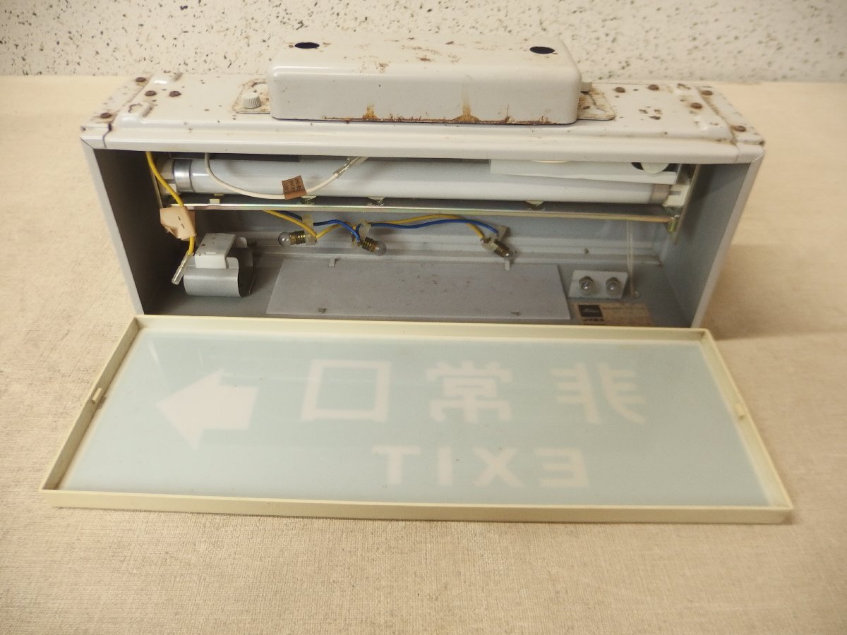 0750255w【東芝 避難口誘導灯 FBK-1235】ジャンク品10W 片面 右矢印