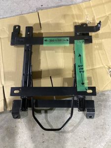 レカロブリットなど、用シートレール、ハイエース200系運転席側