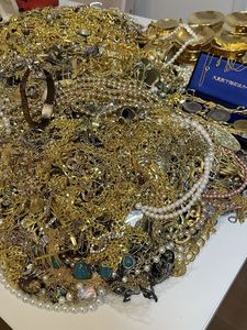 まとめ売り約16kg、金杯、銀杯、メダル、ネックレス、金メッキ、アクセサリーなど 金杯のYahoo!オークション(旧ヤフオク!)の相場・価格を見る｜Yahoo