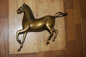 馬の置物の値段と価格推移は？｜65件の売買データから馬の置物の価値が