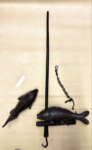囲炉裏 自在鉤 魚の値段と価格推移は？｜10件の売買データから囲炉裏