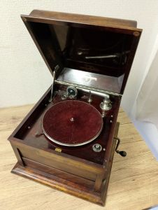 手回し 蓄音機の値段と価格推移は？｜25件の売買データから手回し