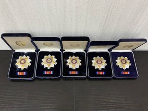 北朝鮮 勲章の値段と価格推移は？｜12件の売買データから北朝鮮 勲章の