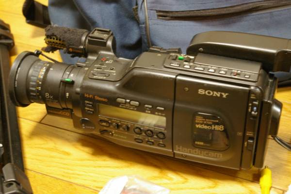 SONY VIDEO HI8 CCD-V700 HANDYCAM 中古 三脚など付き(8ミリビデオ