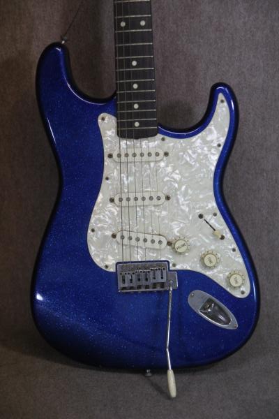 E013 Fender フェンダー ストラトキャスター 青ラメボディ ストラトキャスター 売買されたオークション情報 Yahooの商品情報をアーカイブ公開 オークファン Aucfan Com