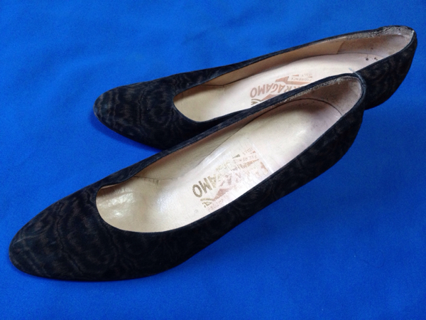 フェラガモ 8 本物 スウェード パンプス 25　靴