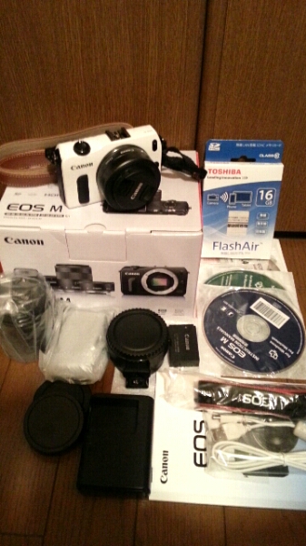 Canon EOS M Wレンズキットホワイトおまけ付き_1