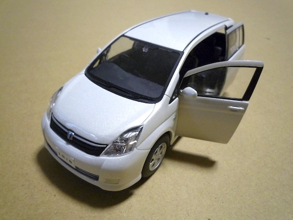 非売品 トヨタ アイシス ミニカー パールホワイト 1/30(乗用車)｜売買