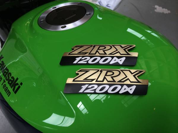 zrx1200daeg 限定車　エンブレムのみ ZRX1200 DAEG 限定車 サイドカバー エンブレム 中古！(カワサキ用