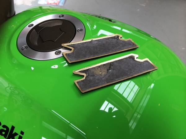 ZRX1200 DAEG 限定車 サイドカバー エンブレム 中古！(カワサキ用
