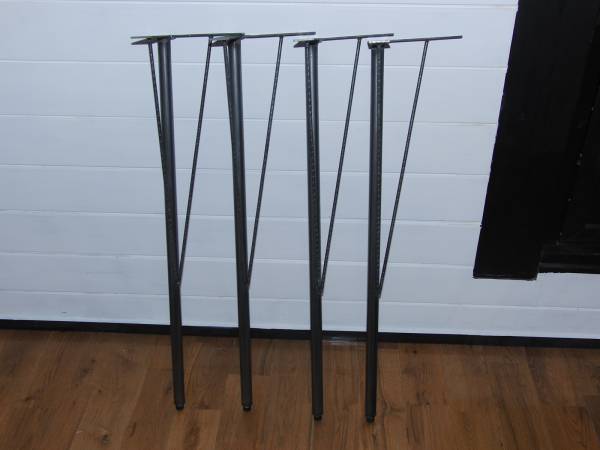 鉄脚：テーブル脚4本セット、ガタつき防止アジャスタ付てます。