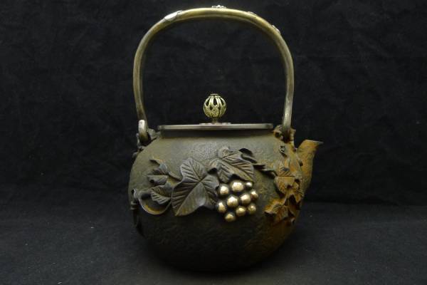 亀文堂造 金彫葡萄高彫 鉄瓶 鉄壺 象嵌銅提手 家戊款