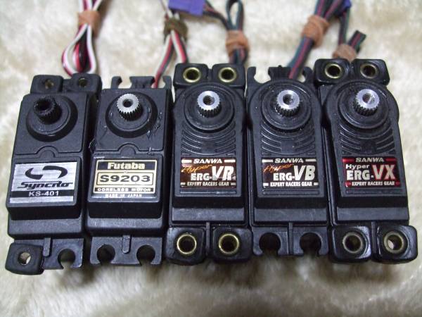 サンワ、フタバ等のサーボ５個の出品！！　ジャンク品！！