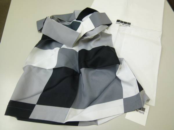 ★青山店購入品！１３２，５イッセイミヤケ　トップス　超美品