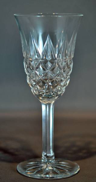 バカラ　輝きの強いシヤープで深いカットのグラス１点
