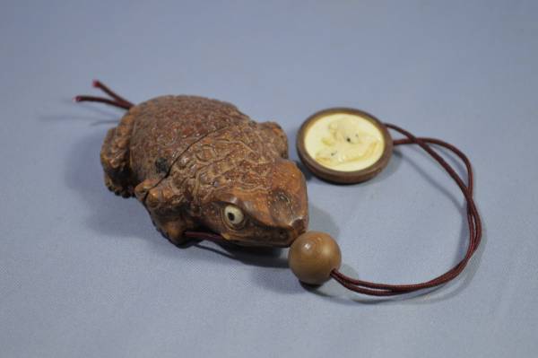 [ren]竹根製蛙彫刻印籠・根付「日昇」象牙　極上品