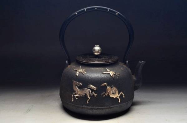E407【盛光堂】龍文堂造古駿馬仙鶴鍍金鉄瓶　銀摘み