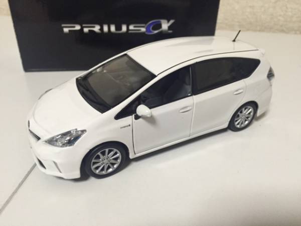 トヨタ　プリウスα　カラーサンプル ホワイト