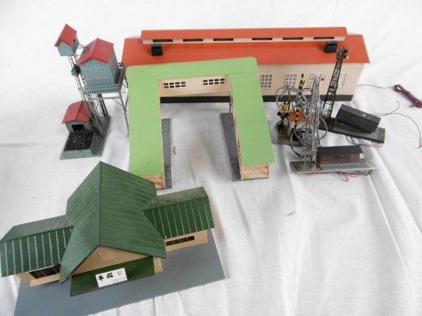 24-26【ＨＯゲージ】跨線橋・機関庫等まとめ売り