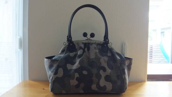 ハンドメイド・迷彩・がま口バッグ・ショルダー可(大）