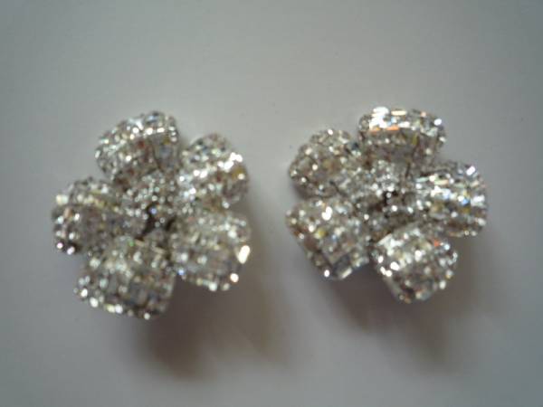 新品　FOXEY 大きなフラワーイヤリング　クリア