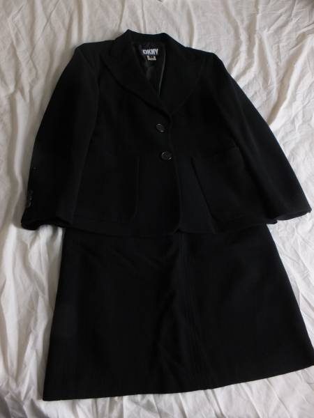 ★DNKY★黒　スーツ　ジャケットサイズ6　スカートサイズ2