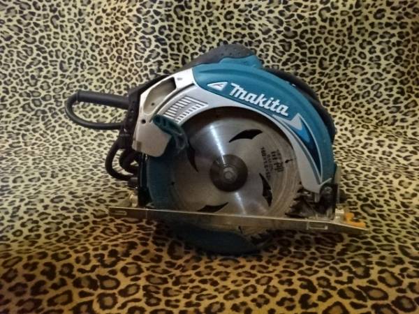 マキタ 165mmライト付電気丸のこ 5637BA