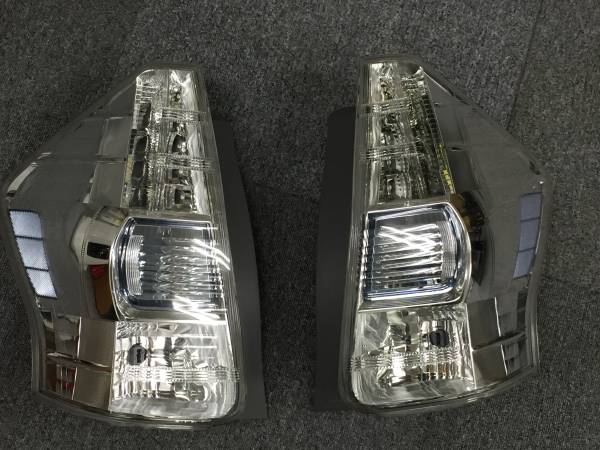 プリウスα 前期純正テールライト 左右セット 良品！ ライト パーツ