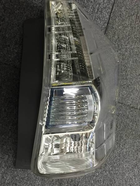 プリウスα 前期純正テールライト 左右セット 良品！ ライト パーツ