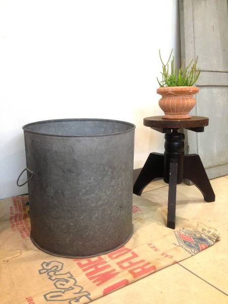 ヴィンテージ 特大 ブリキ缶/収納箱/洗濯カゴ/ゴミ箱/鉢カバー