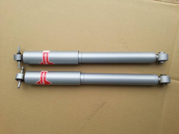 シボレー エクスプレス サバナKYB リアショックアブソーバー 03-