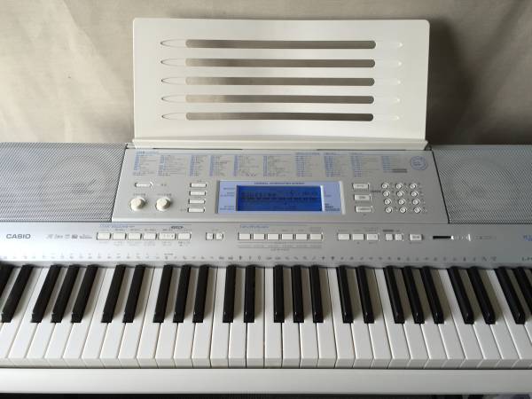281 CASIO LK-207 61鍵光ナビ キーボード スタンド付 動作！
