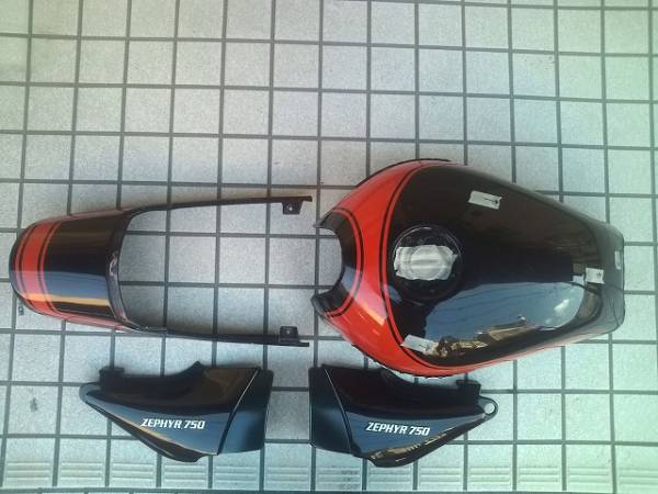 ゼファー750用ガソリンタンク、サイドカバー、テールカウル