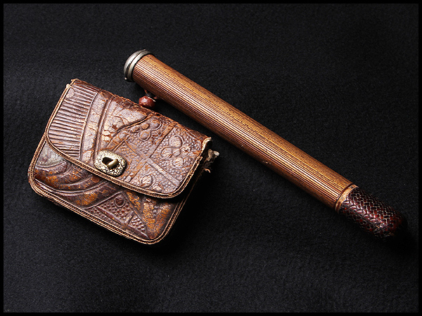 UI750 金唐革煙草入 金属蓋付煙管筒 煙管付☆提物堤物腰差喫煙具