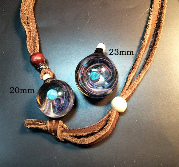 【職人技】宇宙ペンダント・ガラス風オパール入　【送料無料】