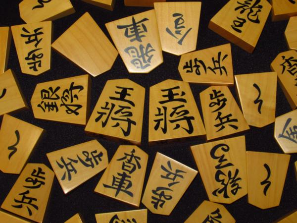▲玉山作錦旗薩摩黄楊柾目彫埋将棋駒▲未使用品/桐平箱付