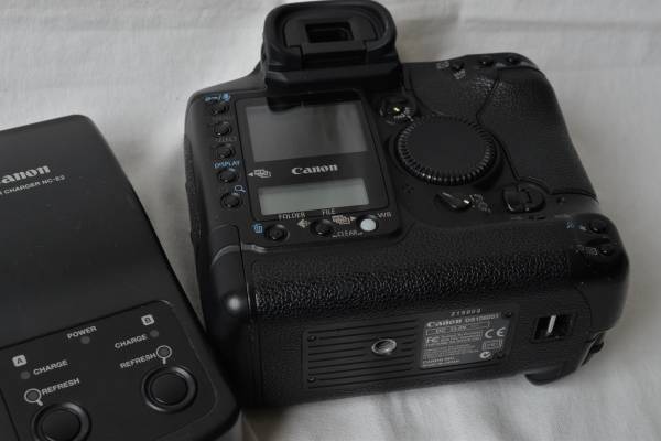 Canon EOS 1D Mark II Canon EOS-1D Mark II N (2005) ⁄ Nikon D2X