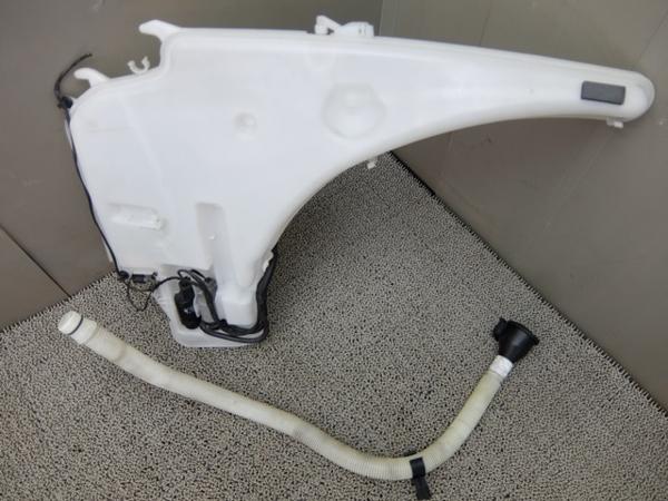 3033・BMW 1シリーズ E87 UD20 ウォッシャータンク モーター付