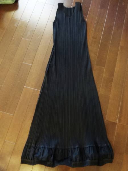 プリーツプリーツ黒裾バルーンノースリワンピース