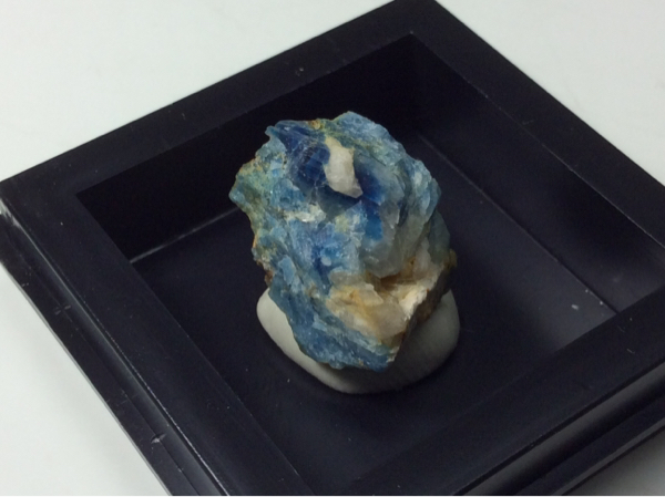 ジンバブエ産 ユークレース 希少石 5.9g