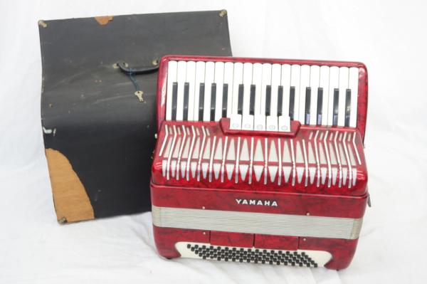 ヤマハ YAMAHA アコーディオン 鍵盤楽器 赤系 ケース付属 30埼76