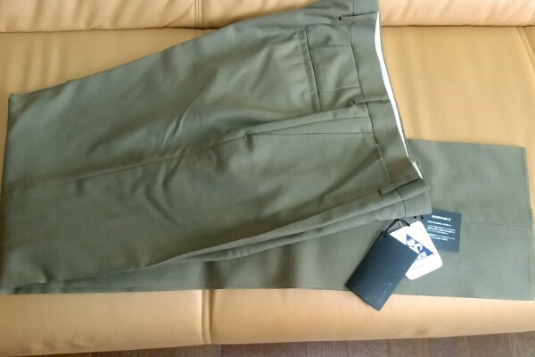 オンワード樫山五大陸カーキ色パンツ　洗えて消えない折り目W82