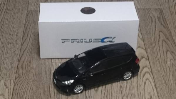 非売品 1/30 新型プリウスα ブラック ミニカー