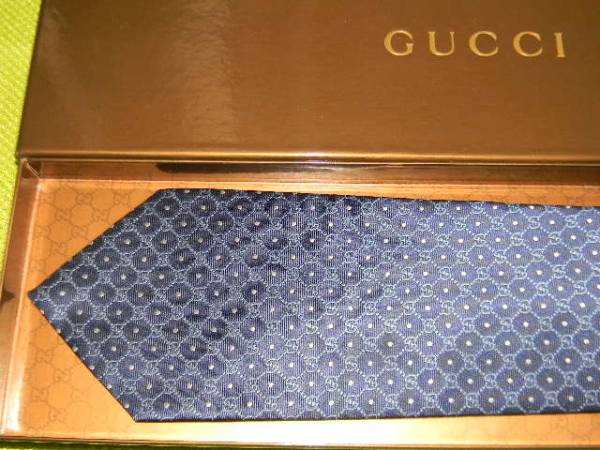 ★新品同様★グッチシルク100％ネクタイ　GG柄　専用箱付き★