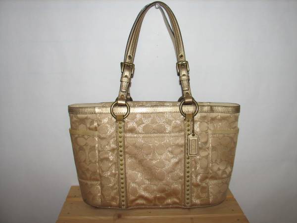 超美品☆コーチ☆シグネチャースタッズドルレックストートF12853