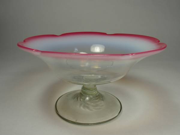 赤色輪花縁乳白ボカシ脚付ガラス氷コップ大正～昭和前期 B