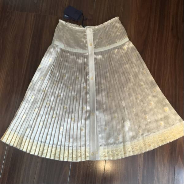 PRADA プラダ シャンパンゴールドのプリーツスカート