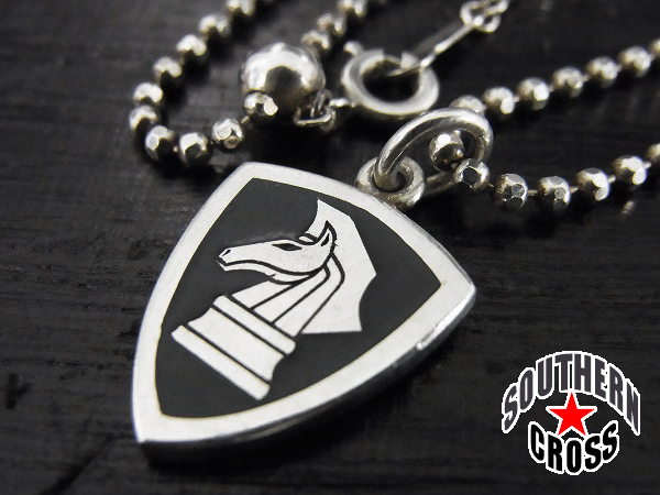 プエルタデルソル エンブレムチェスナイトネックレス/NE1013BK