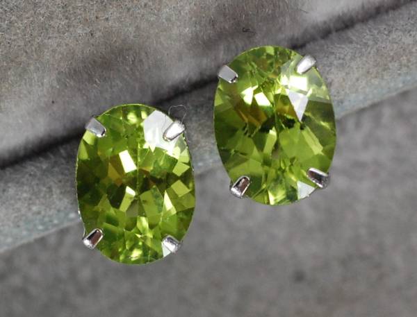 ￥100～pt900煌き良い天然ペリドット2.60ピアス